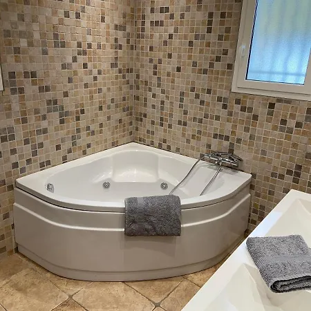 Avec Piscine Chauffee Collines