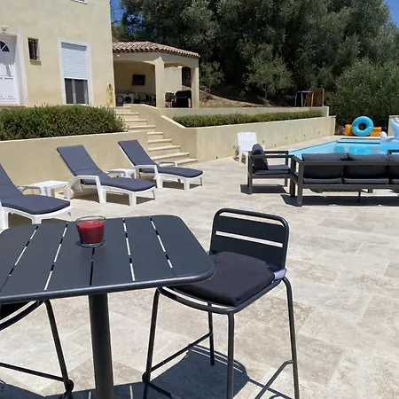 Avec Piscine Chauffee Collines