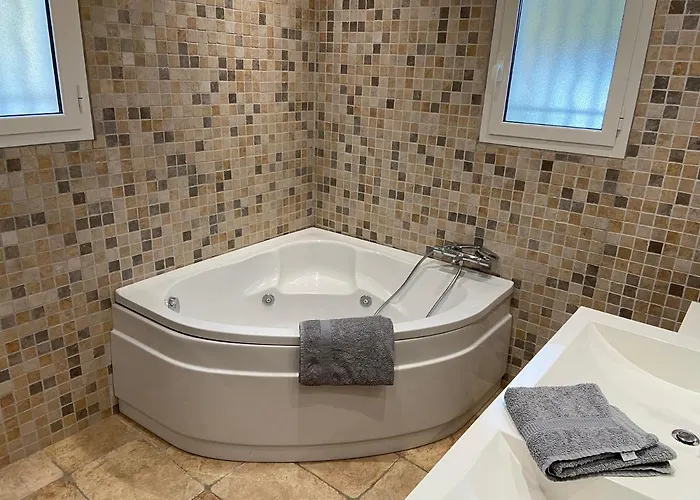 Avec Piscine Chauffée Collines